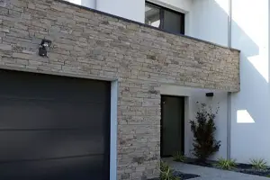 parement maison avec pierres naturelles en quartzite