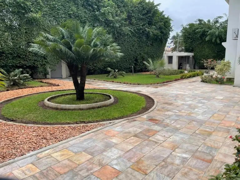 Pavage avec des pierres ornementales quartzite