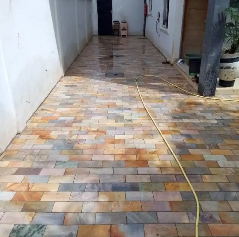 Pavage de maison avec des carreaux naturels en quartzite du Bénin