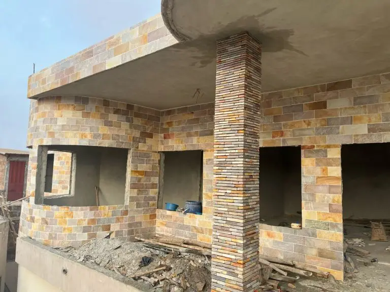 Maison carrelée avec des carreaux naturels en quartzite